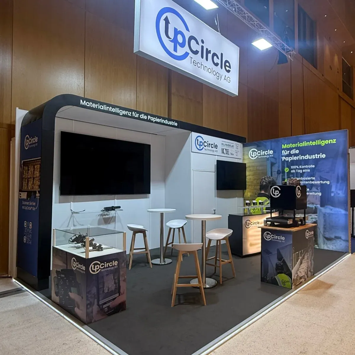 Der gebaute Messestand von UpCircle Technology in der Halle